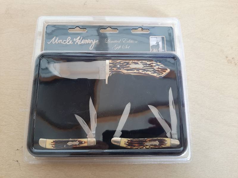 lot 7023 image: Schrade Uncle Henry Tin - 3 Piece Knife Set