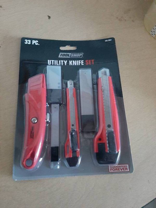 lot 7040 image: 33 Pc Utility Knife Set - 3 Knives and 10 Replacement Blades for Each