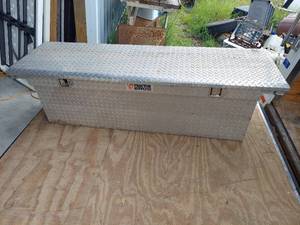 lot 1062 image: Aluminum Treadplate Truck Toolbox
