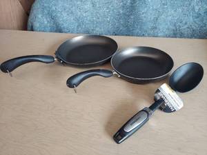 lot 1063 image: Farberware Skillets and Spoon