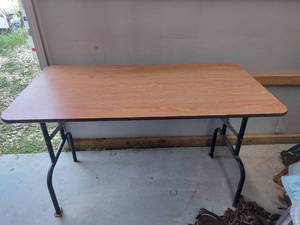 lot 2563 image: 4 ft x 2 ft Folding Table