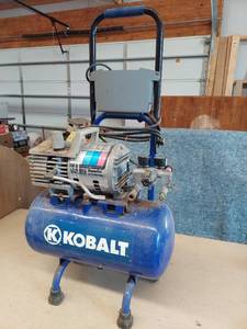 lot 2593 image: Air Compressor