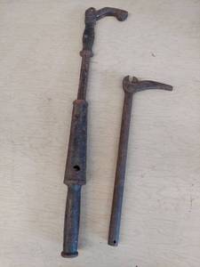 lot 2600 image: Nail pullers