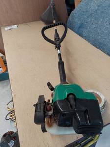 lot 2605 image: Weed Eater String Trimmer