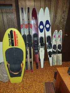 lot 1028 image: Skis and Knee Ski