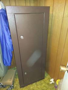 lot 1031 image: Metal Gun Cabinet