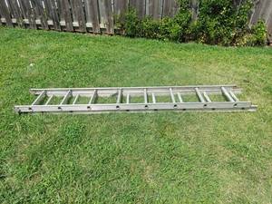 lot 1044 image: Aluminum Extension Ladder