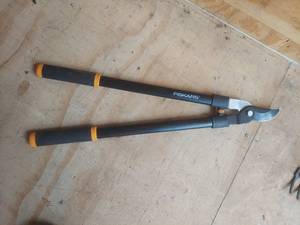 lot 1052 image: Fiskars Loppers