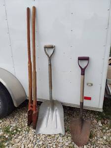lot 1119 image: post hole digger and 2 shovels