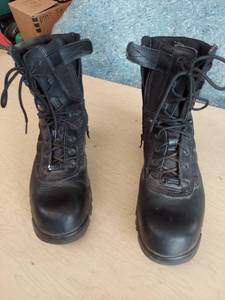 lot 1135 image: boots size 11