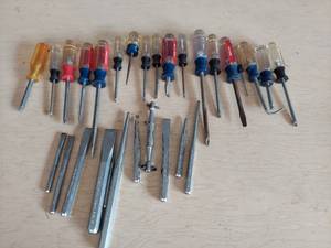 lot 1144 image: Craftsman screwdrivers and chisels