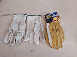 lot 2657 image: Tillman 1414M Top GrainSplit Cowhide Drivers Gloves and Other Pair of Gloves