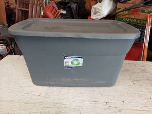 lot 2673 image: Sterilite Tub with Lid