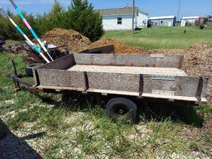 lot 5 image: Utility Trailer - 1 Tire has A Chunk Missing