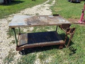 lot 2698 image: Work Table on Wheels with Vise