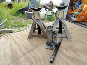 lot 1048 image: Pair 3 Ton Jack Stands and Jack