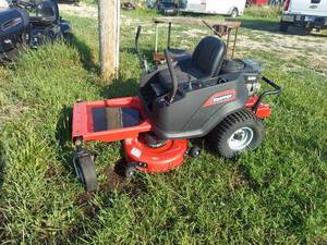 lot 6 image: Snapper 200Z ZTR Lawnmower - Leaks Oil, Front Tires Are Off Wheels