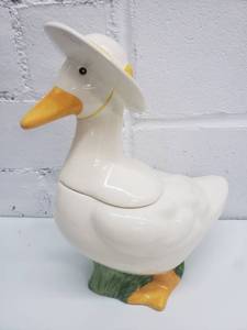 lot 1797 image: Vintage Goose Cookie Jar