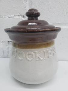 lot 1802 image: Vintage Pottery Cookie Jar