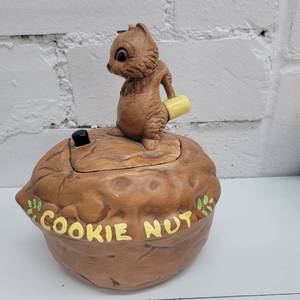 lot 1816 image: Cookie Nut Jar