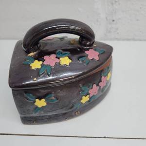 lot 1822 image: Small Flower Jar