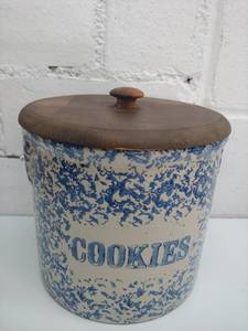 lot 1823 image: Vintage Wood-Top Cookie Jar