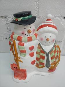 lot 1832 image: Snowman Couple Cookie Jar