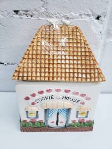 lot 1872 image: Cookie House Cookie Jar