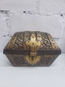 lot 1884 image: Treasure Chest Cookie Jar