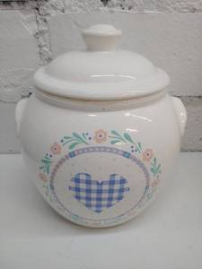 lot 2315 image: Vintage Heart and Floral Cookie Jar