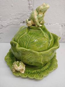 lot 2321 image: Frogs on Cabbage Set