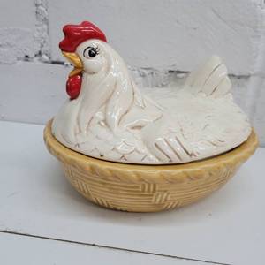lot 2337 image: Hen Basket Cookie Jar