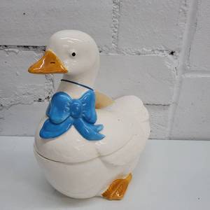 lot 2338 image: 1984 Goose Cookie Jar
