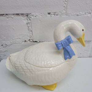 lot 2357 image: Blue Bow Goose Jar