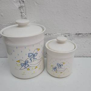 lot 2359 image: Set of Geese Jars