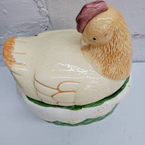 lot 2362 image: Hen Basket Cookie Jar