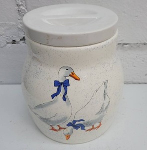 lot 2372 image: Medium Goose Jar