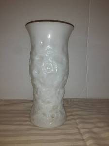 lot 1697 image: Vintage Milk Glass
