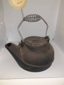 lot 1718 image: Cast Iron Kettle