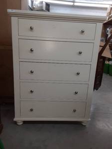 lot 1900 image: Five Drawer Dresser