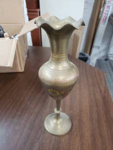 lot 1930 image: Decorative Brass Vase