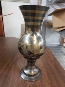 lot 1932 image: Fish Detail Vase