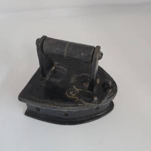 lot 2125 image: Cast Iron Iron