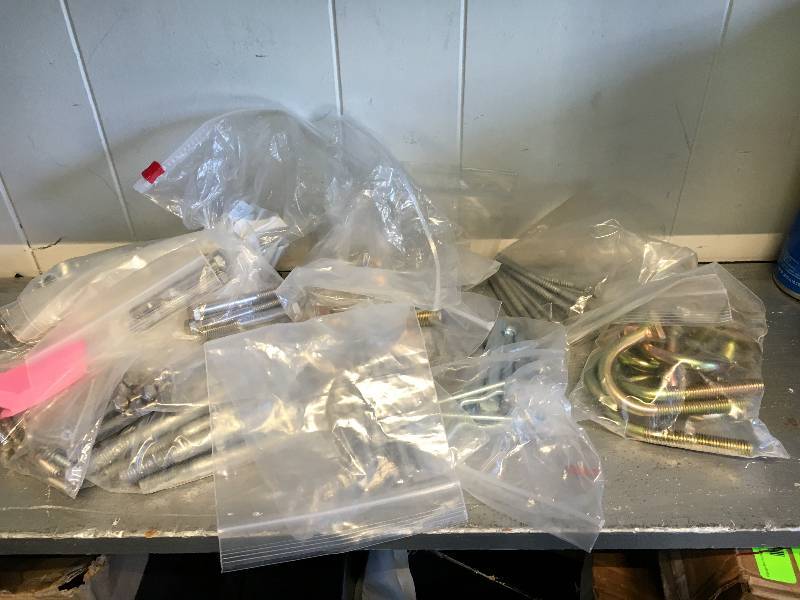 lot 173 image: BOX OF MIX SCREWS