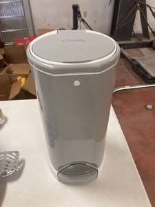 lot 2847 image: Pet trash can