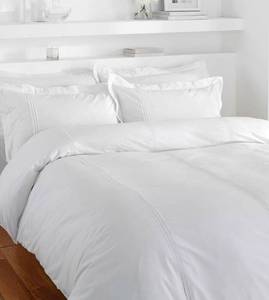 lot 2880 image: King size comforter
