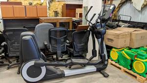 lot 1021 image: Life Fitness Elliptical Machine 95X