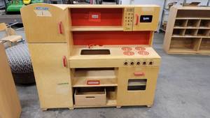 lot 1079 image: Wooden Childrens Play Kitchen
