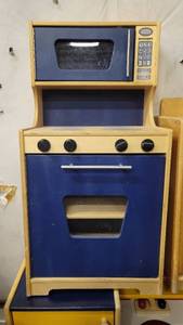 lot 1105 image: Child Size Stove Top Cabinet