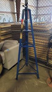 lot 1157 image: Blue Tripod Vehicle Lift